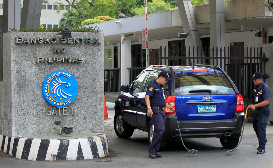 Security guards inspect a vehicle entering the main gate of Bangko Sentral ng Pilipinas (Central Bank of the Philippnes) in Manila, Philippines March 23, 2016. (Reuters Photo/Romeo Ranoco)