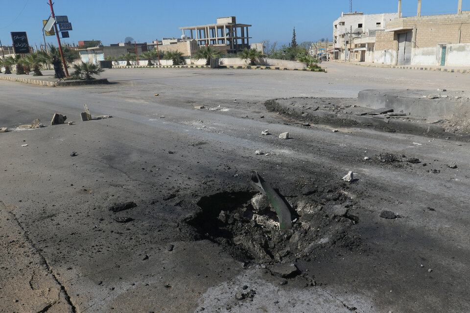 A crater is seen at the site of an air strike, after what rescue workers described as a suspected gas attack in the town of Khan Sheikhoun in rebel-held Idlib, Syria on Tuesday (04/04). (Reuters Photo/Ammar Abdullah)