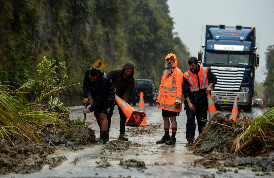 New Caledonia was bracing for high winds, massive waves, and heavy rain as a powerful cyclone bore down on the French South Pacific territory on Monday (10/04). (Reuters Photo)