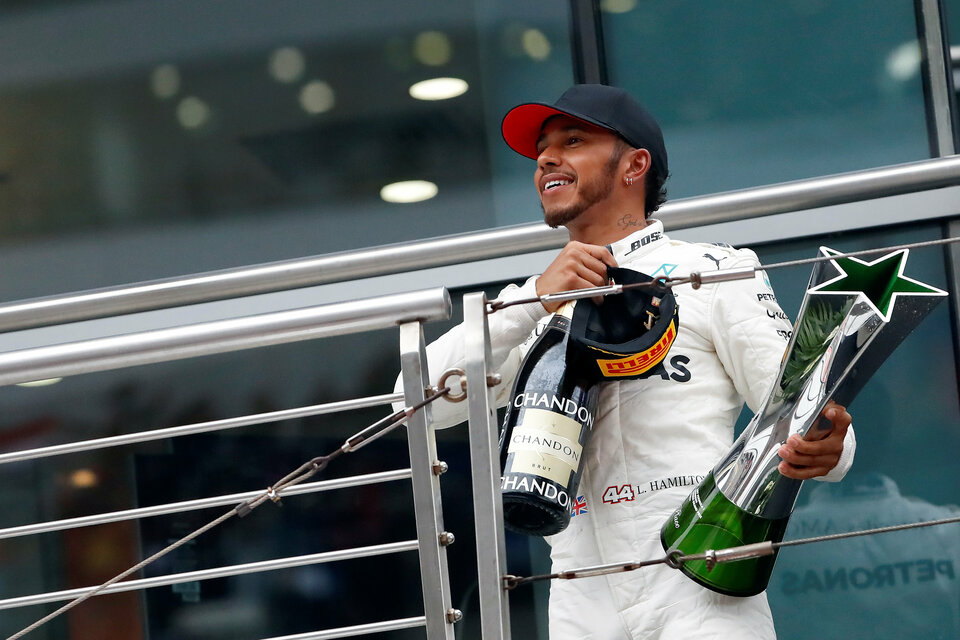 Lewis Hamilton mastered Shanghai's changing conditions and stayed clear of squabbling rivals to win the Chinese Formula One Grand Prix on Sunday (09/04). (Reuters Photo/Aly Song)