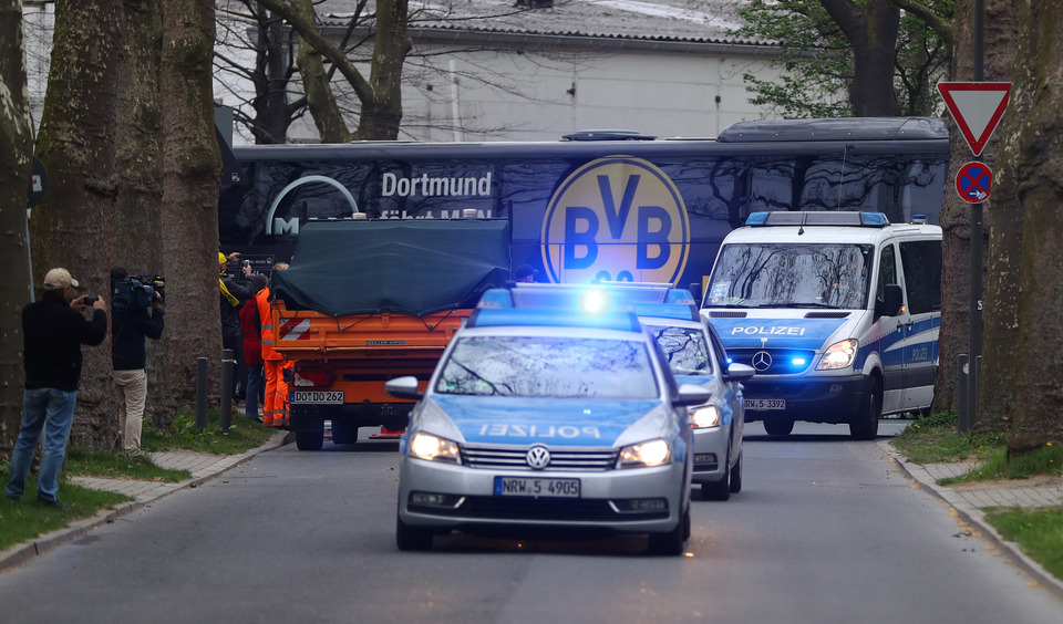 The Dortmund team bus arrives with a police escort before the match against AS Monaco on Wednesday (12/04) following a bomb attack a day earlier. (Reuters Photo/Kai Pfaffenbach)