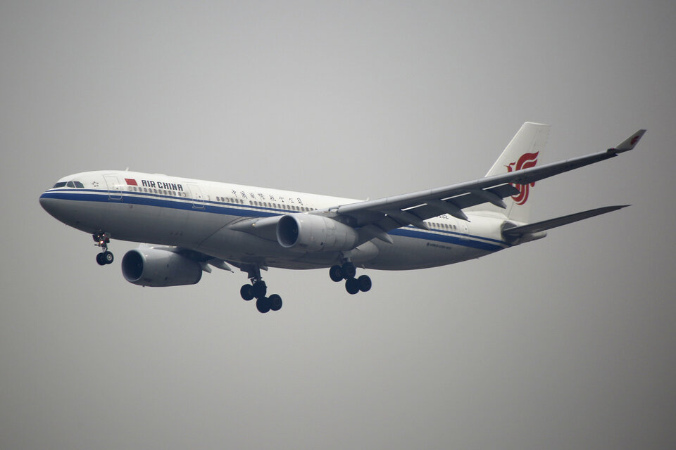Air China Ltd has received the green light from Beijing to push ahead with mixed-ownership reform of its air freight logistics business, the firm said late on Friday (21/04), signalling a potential shake-up of China's cargo carrier market.  (Reuters Photo/Kim Kyung-Hoon)