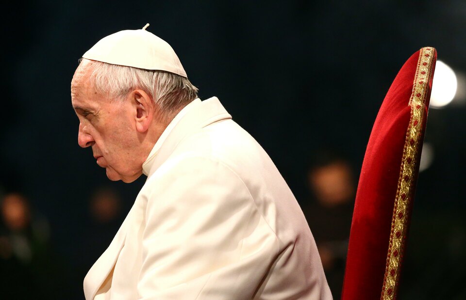Pope Francis made a surprise appearance at a TED talk conference on Tuesday (26/04), urging powerful leaders 'to act humbly' and said he hoped technological innovation would not leave people behind. (Reuters Photo/Alessandro Bianchi)