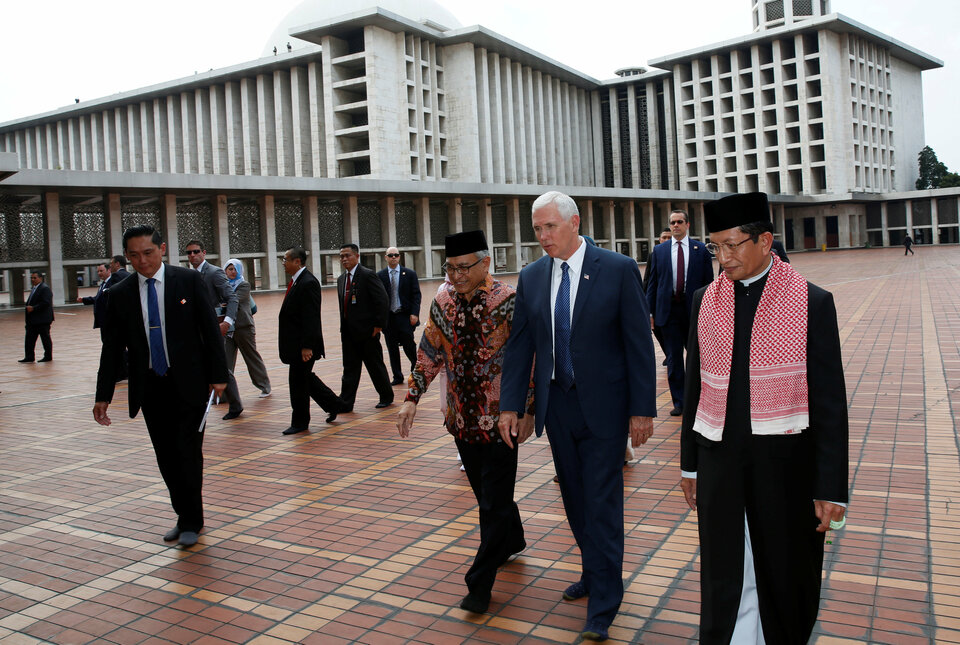 US Vice President Mike Pence is accompanied by chief imam Nasaruddin Umar, right, and chairman of the Istiqlal Mosque executive board, Muhammad Muzammil Basyuni during his visit to the mosque in Jakarta on Thursday (20/04). (Reuters Photo/Adi Weda)
