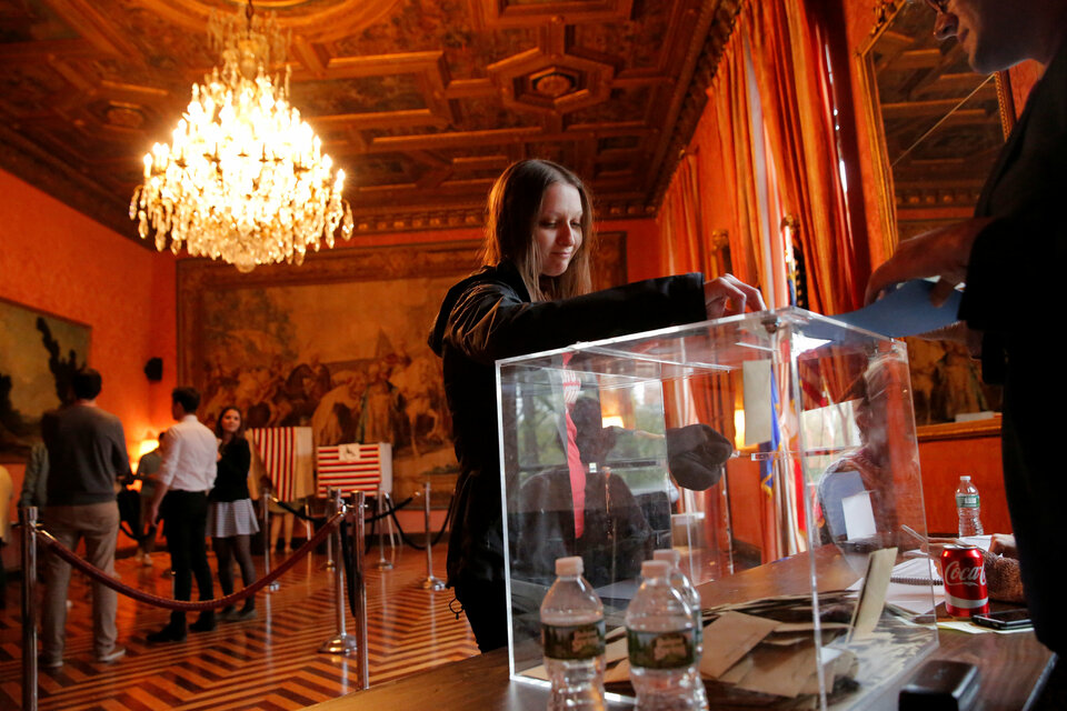 France goes to the polls on Sunday (23/04) for the first round of a bitterly fought presidential election, crucial to the future of Europe and a closely-watched test of voters' anger with the political establishment. (Reuters Photo/Andrew Kelly)