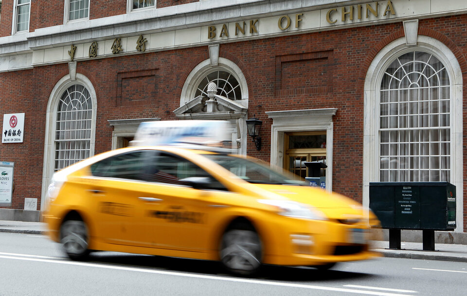 A taxi passes the Bank of China branch in New York, United States on Sept. 30, 2011. (Reuters Photo/Jessica Rinaldi)