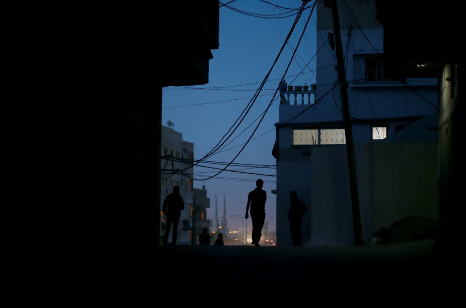The Palestinian Authority will no longer pay for the electricity Israel supplies to Gaza, Israeli officials said, a move that could lead to a complete power shutdown in the territory whose two million people already endure blackouts for much of the day.(Reuters Photo/Mohammed Salem)