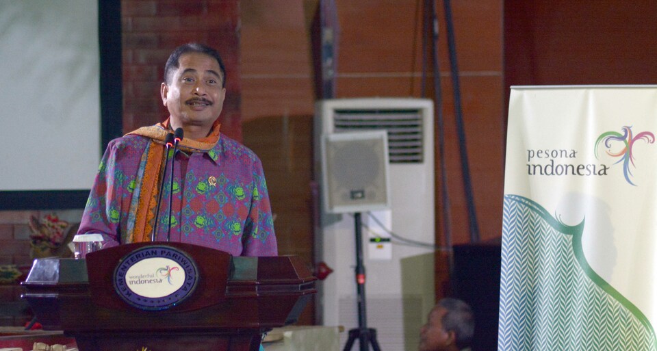 Tourism Minister Arief Yahya says Indonesia's tourism industry must cooperate closer to ward off tough competition from regional rivals, such as Thailand and Malaysia, for tourists from around the world. (SP Photo/Ruht Semiono)