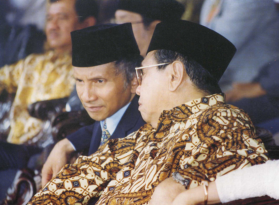 Former Indonesian President Abdurrahman Gus Dur Wahid, right, conversing with Amien Rais, leader of the Central Axis, in 1999. (Photo courtesy of Wikipedia/National Information and Communication Agency)