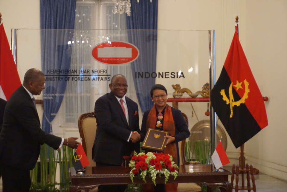 Indonesian Foreign Minister Retno Marsudi and her Angolan counterpart, Georges Rebelo Pinto Chikoti, signed several agreements in Jakarta on Tuesday (11/04). (JG Photo/Sheany)