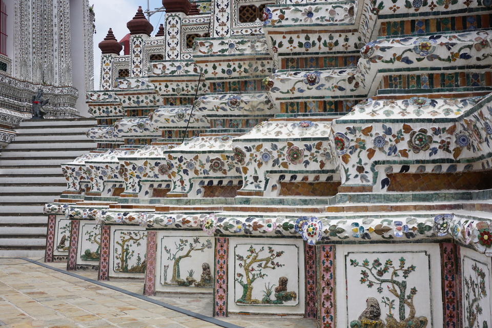 Closer details of the Wat Arun's carvings. (JG Photo/Sheany)