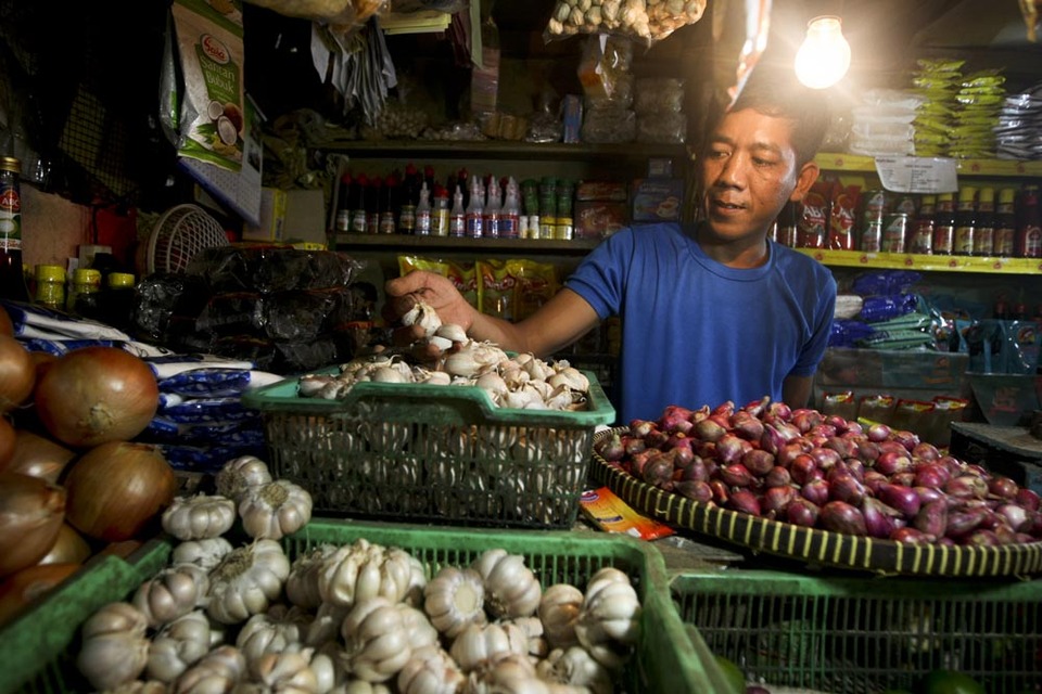 Garlic becomes an expensive commodity before Ramadhan in Pasar Tebet, on Friday (28/4) Garlic prices soared to Rp65.000 per kilogram (kg). Two days before the price of garlic in this market is only about Rp45.000 per kg. Shallot prices is stable about 35.000 per kilogram. Stable supply and increased demand before Ramadhan make this commodity price rise (JG Photo/Yudha Baskoro)