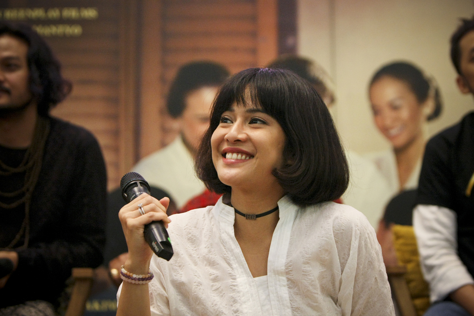 Dian Sastrowardoyo talks about her experience filming the new 'Kartini' movie at a press conference in Plaza Indonesia, Central Jakarta, on Wednesday (05/04). (JG Photo/Yudha Baskoro)