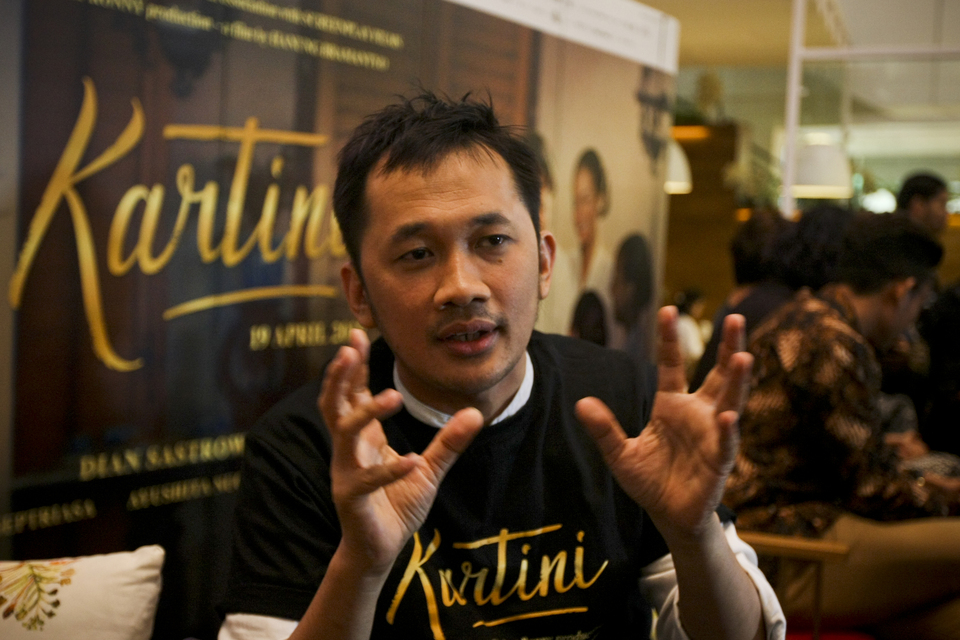 Director Hanung Bramantyo talks about his new biopic 'Kartini' at Plaza Indonesia XXI in Central Jakarta on Wednesday (05/04). (JG Photo/Yudha Baskoro)