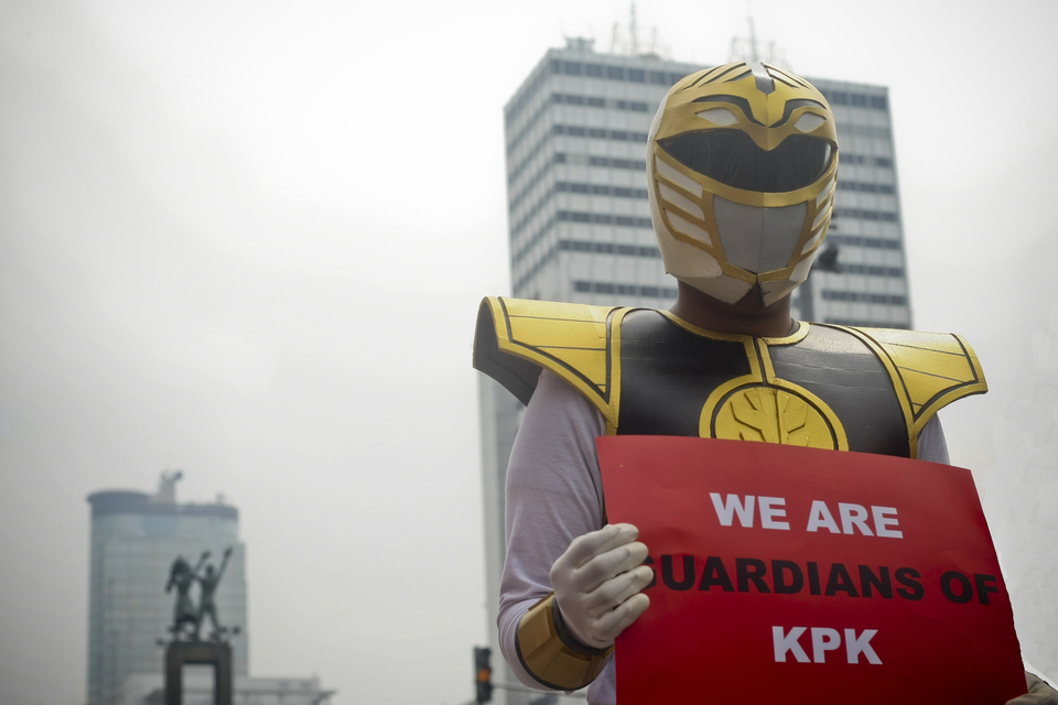 A member of Save KPK Coalition activist group suits up in a Power Rangers costume in a show of support for the embattled Corruption Eradication Commission, or KPK, at the Hotel Indonesia traffic circle in Central Jakarta on Sunday (16/04). (JG Photo/Yudha Baskoro)