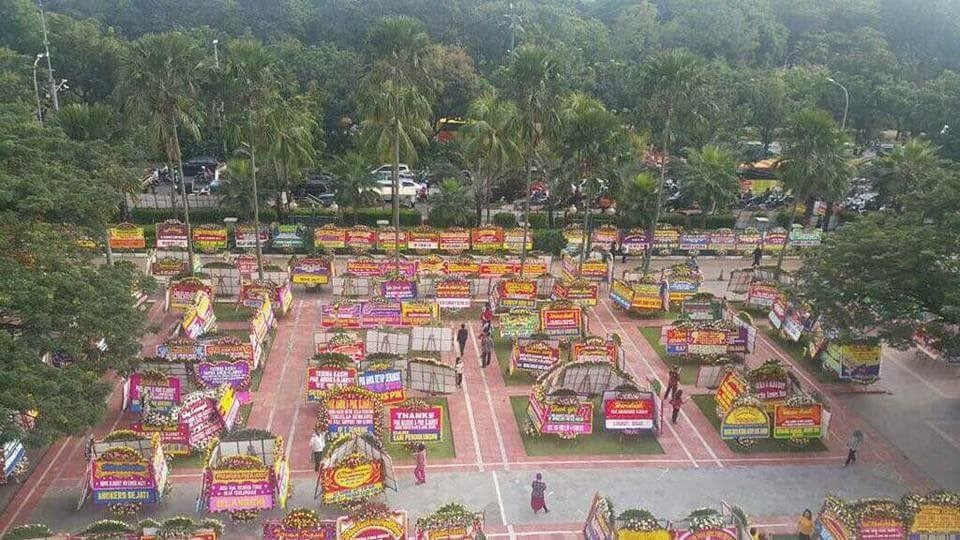 Flower boards have filled the courtyard of City Hall in Central Jakarta since Tuesday (25/04). (JG Photo)