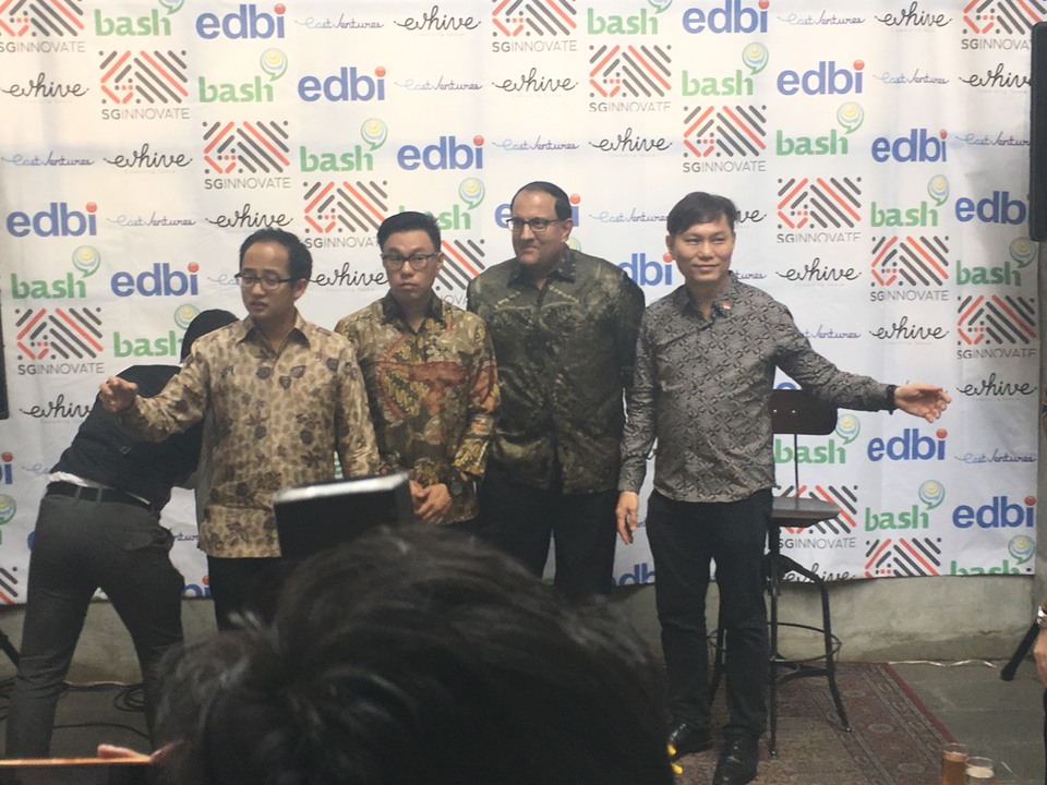 East Ventures managing partner Willson Cuaca, second from left, and Singaporean Trade and Industry Minister S. Iswaran  announce a new partnership between East Venture and SGInnovate at the Blue Jasmine restaurant in South Jakarta on Tuesday (25/04). (JG Photo/Diella Yasmine)