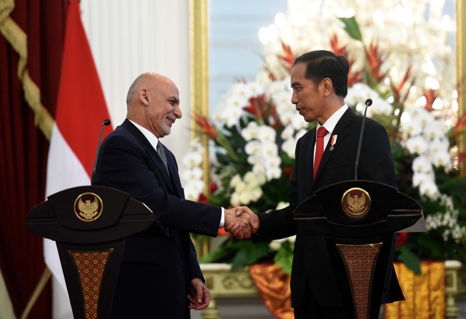 President Joko "Jokowi" Widodo and President Mohammad Ashraf Ghani agreed to strengthen bilateral relations between Indonesia and Afghanistan during a state meeting in Jakarta on Wednesday (06/04). (Photo courtesy of the State Secretariat)
