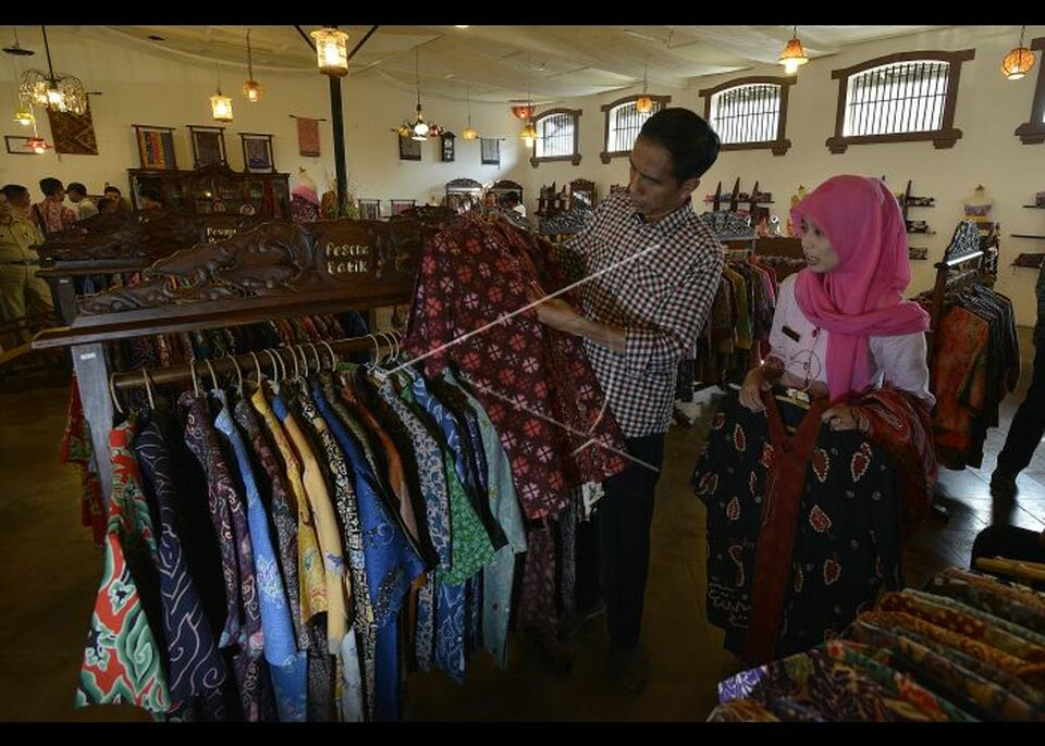 President Joko 'Jokowi' Widodo peruses a sales rack at a Batik Trusmi outlet while still governor of Jakarta. 
(Antara Photo/Widodo S. Jusuf)