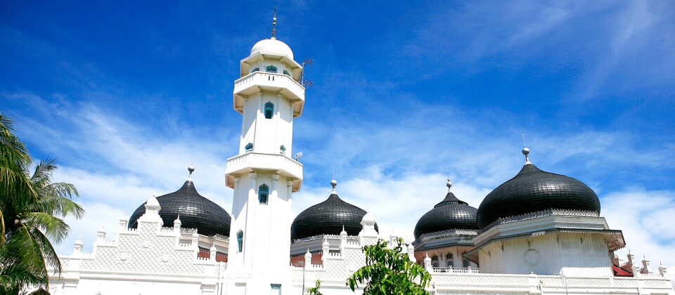 The Baiturrahman Grand Mosque in Banda Aceh. (Photo courtesy of the Ministry of Tourism)