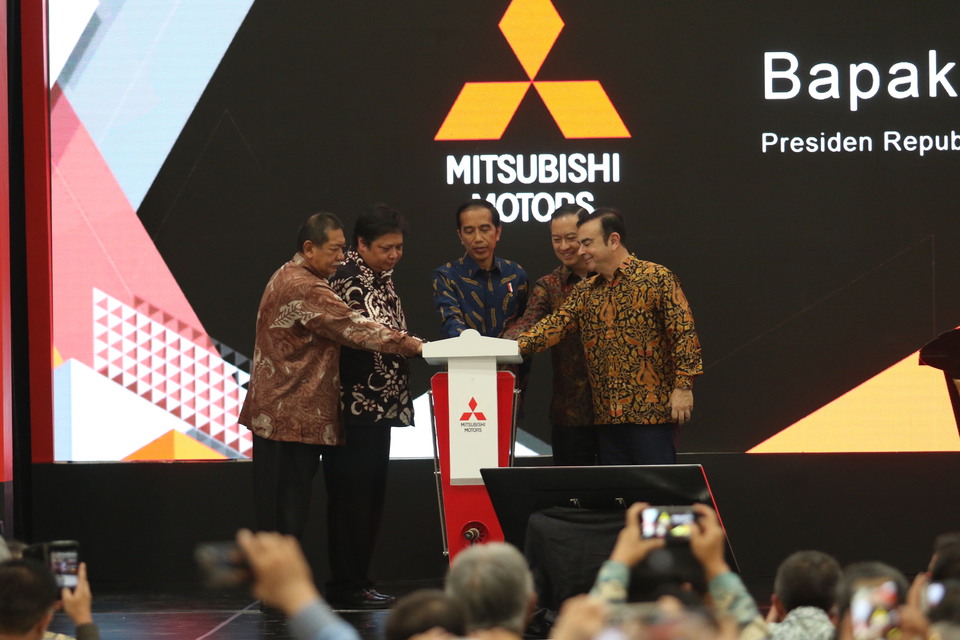 President Joko Widodo, center, inaugurates Mitsubishi's new assembly plant in Bekasi, West Java, on Tuesday (25/04), accompanied by West Java Deputy Governor Dedi Mizwar, left, Industry Minister Enggartiasto Lukita, second from left, Mitsubishi Motors Chairman Carlos Ghosn, right, and Investment Coordinating Board Chairman Thomas Lembong, second from right. (Photo courtesy of Cabinet Secretary)