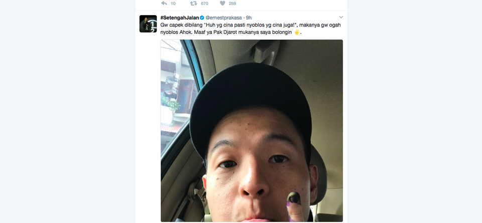 Comedian Ernest Prakasa posted a selfie on Twitter after casting his vote on Wednesday's (19/04) Jakarta gubernatorial election. (Screencap from Ernest Prakasa's official Twitter account)