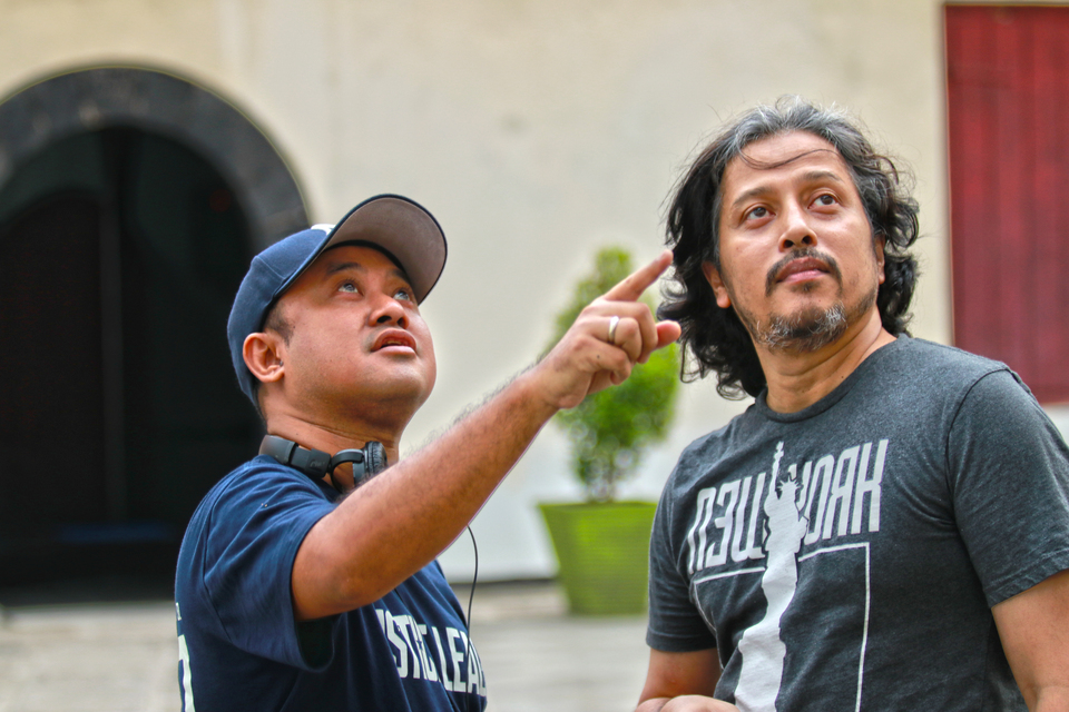 Rizal Mantovani, left, and Jose Purnomo on the set of 'Jailangkung.' (Photo courtesy of Screenplay Pictures)