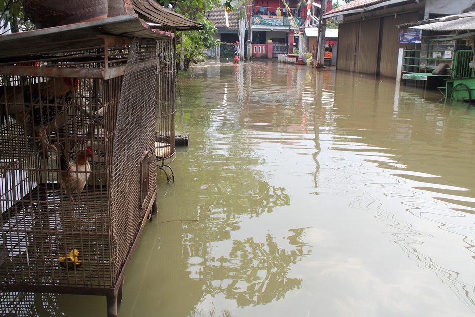 A flooded street in Pondok Hijau Permai, Bekasi, West Java, on Monday (03/04). Dozens of elderly people in Samarinda, East Kalimantan, had to be evacuated on Friday morning after their nursing home was flooded following several days of heavy rain. (Antara Photo/Risky Andrianto)