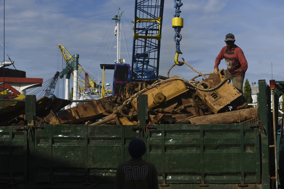Workers loaded and offloaded scrap metal at Kalimas port in Surabaya, East Java on Tuesday (25/04). The price of imported steel from China has become very competitive driving the selling price of locally produced scrap metal from Rp 4,000 (30 US cents) per kilogram to Rp 3,000 per kilogram. (Antara Photo/Zabur Karuru)
