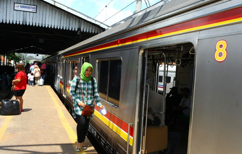 A passenger prepares to board the KRL Commuterline train at Rangkasbitung Station in Lebak, Banten, on Tuesday (04/04). Enthusiasm for the new Tanah Abang-Rangkasbitung route has been high, with around 7,000 passengers making use of it every day since it opened at the beginning of April. (Antara Photo/Muhammad Iqbal)
