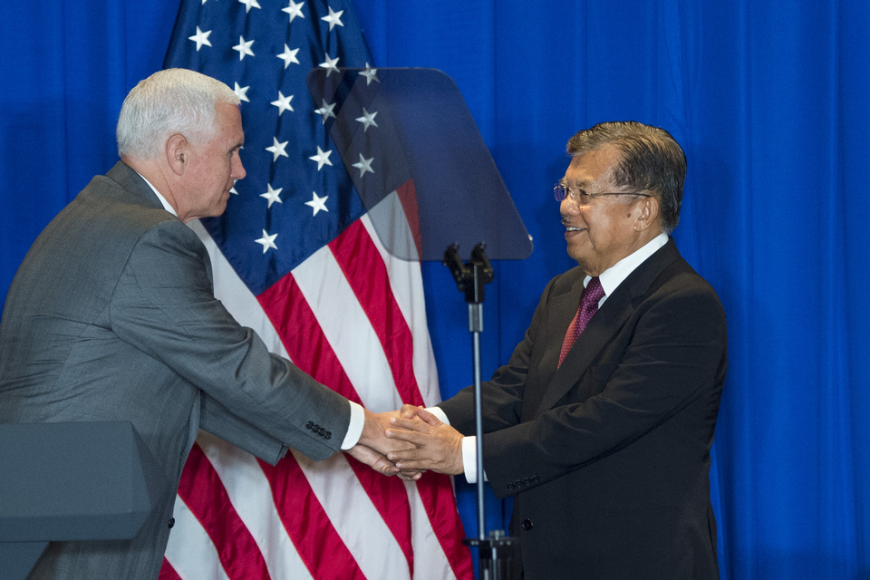 Vice President Jusuf Kalla, right, shakes hands with US Vice President Michael Pence following the signing of six cooperation agreements on electricity, information technology and renewable energy in Jakarta on Friday (21/04). (Antara Photo/Rosa Panggabean)