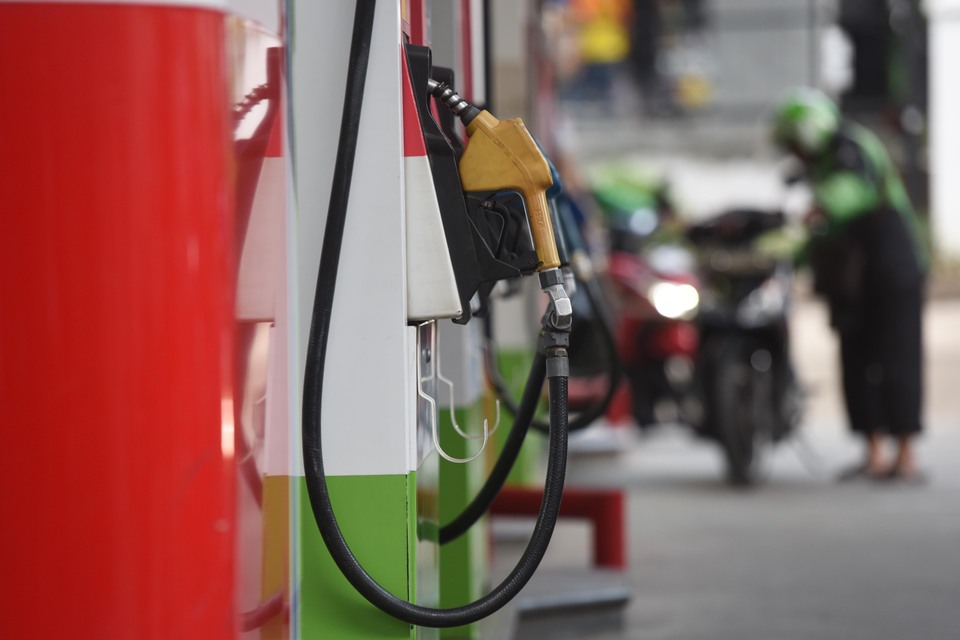 This file photo showed a motorcycle rider filling up their tank with gasoline at a fuel station in Jakarta. (Antara Photo/Akbar Nugroho Gumay)
