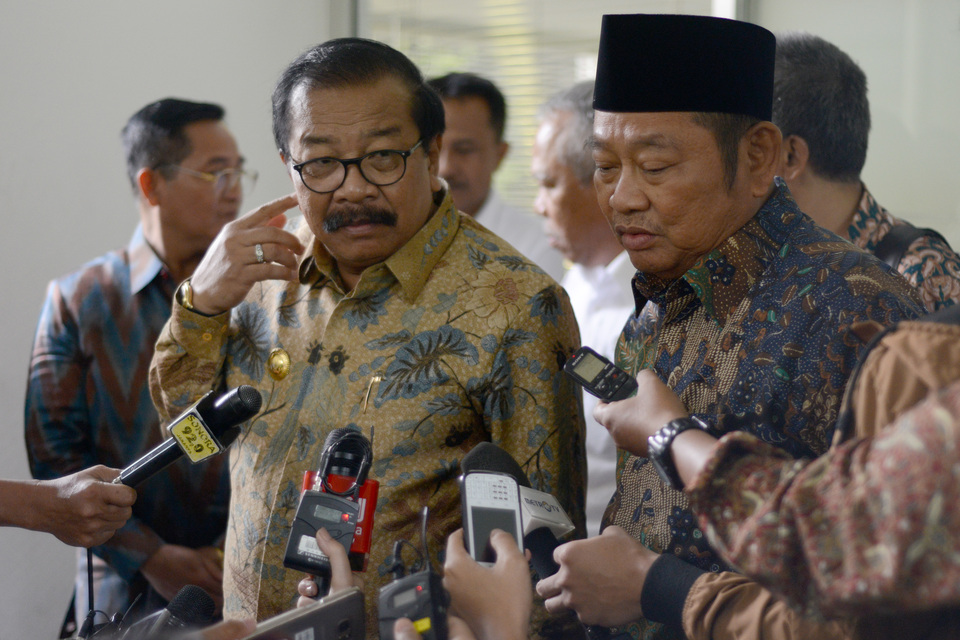 East Java Governor Soekarwo, left, and Sidoarjo district head Saiful Ilah speaking to reporters after a meeting with President Joko 'Jokowi' Widodo at the Presidential Palace in Central Jakarta on Wednesday afternoon (26/04). (Antara Photo/Rosa Panggabean)