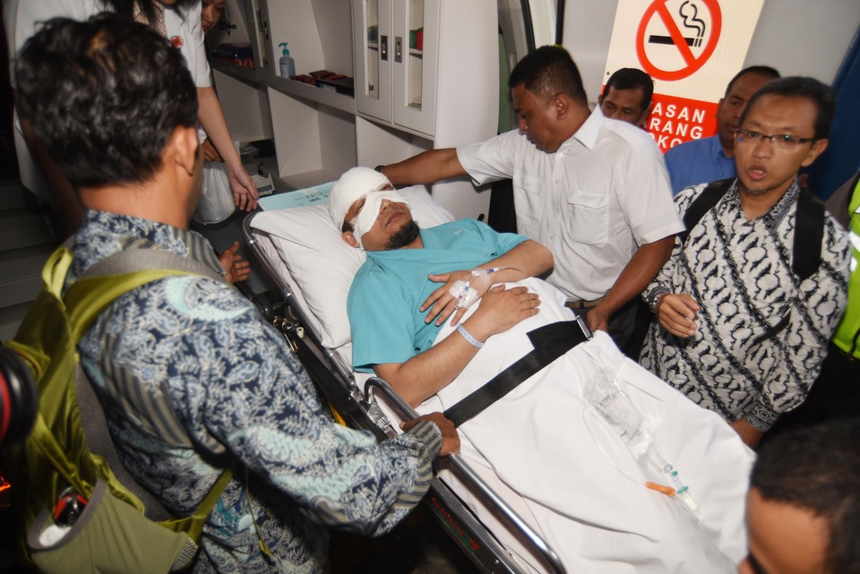 Corruption Eradication Commission (KPK) investigator Novel Baswedan arrives for treatment at Jakarta Eye Center on April 11 following an acid attack by unknown men in Kelapa Gading. (Antara Photo/Akbar Nugroho Gumay)