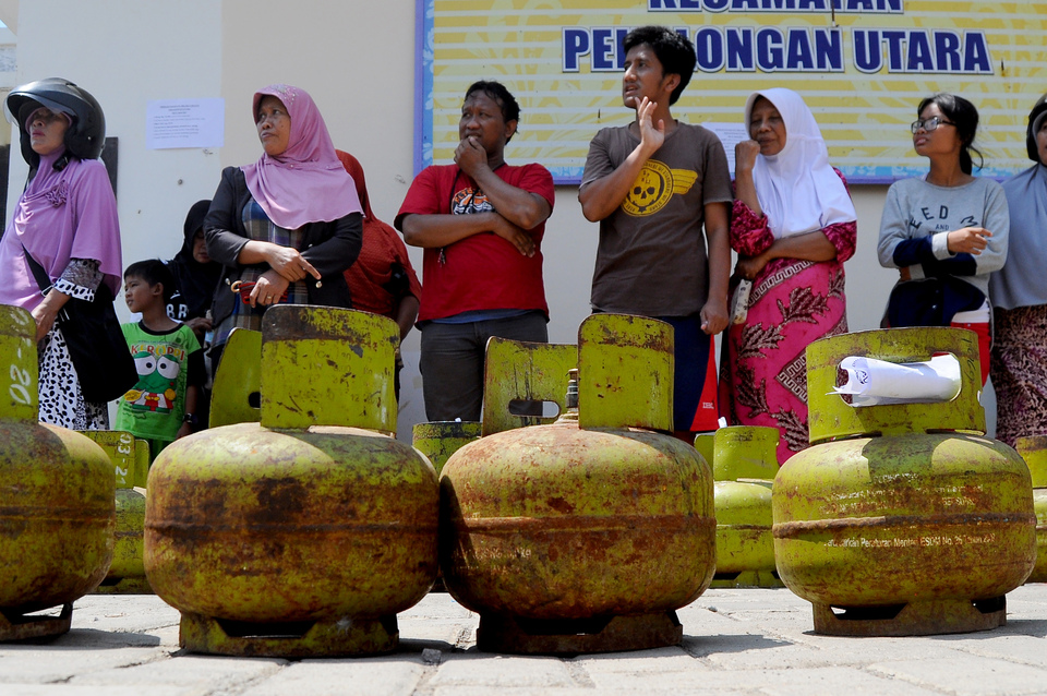 Residents line up to buy subsidized liquid petroleum gas in Pekalongan, Central Java, on Saturday (22/04). (Antara Photo/Harviyan Perdana Putra)