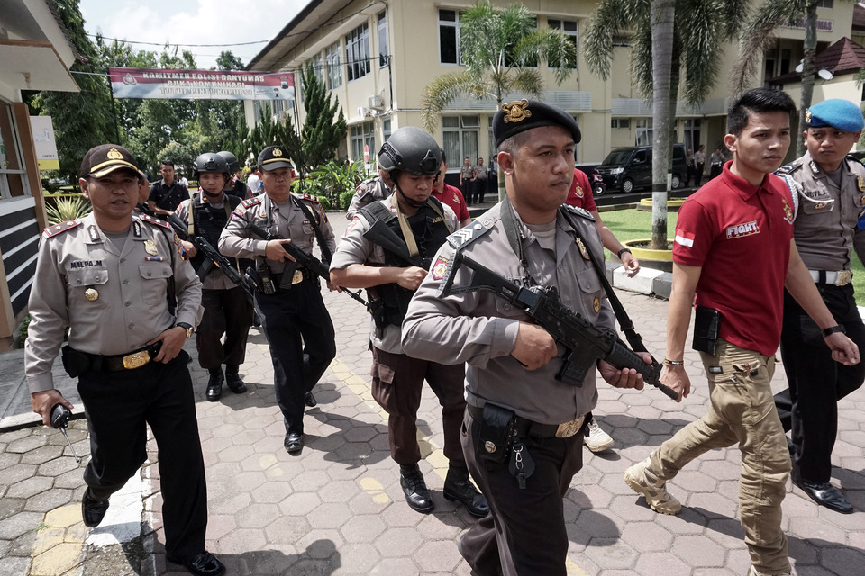Armed police officers provide security after an attack at the Banyumas police headquarters in Purwokerto, Central Java, on Tuesday (11/04). (Antara Photo/Idhad Zakaria)