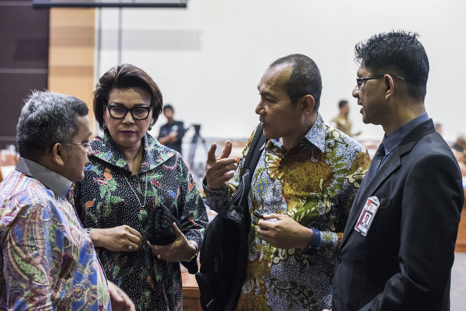 Corruption Eradication Commission (KPK) leaders Basaria Panjaitan, second from left, Saut Situmorang, second from right, and Laode M. Syarif, right, talking with Trimedya Panjaitan, left, a member of House of Representatives Commission III, at the legislative complex in Senayan, South Jakarta, on Monday (17/04). (Antara Photo/M Agung Rajasa)