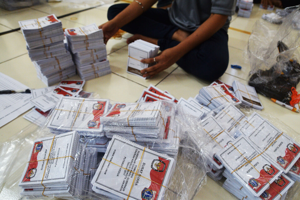 A KPU official prepares voting slips for the Jakarta gubernatorial election runoff on April 19. (Antara Photo/Atika Fauziyyah)
