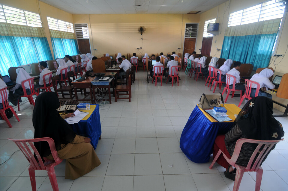 Students taking the national computer-based exam (UNBK) at SMA Negeri 1 in Parigi, Central Sulawesi, on Monday (10/04). In contrast, pen and paper still dominate in the national exam in West Sumatra. (Antara Photo/Fiqman Sunandar)