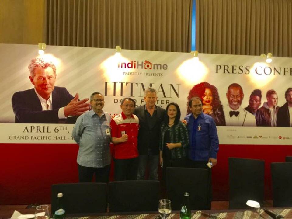 Vice President of Marketing Management Telkom Jemy V. Confido (second left) together with musician David Foster (center) after giving a press statement regarding the conduct of a concert entitled "IndiHome Hitman David Foster and Friends Live in Concert" in Yogyakarta, Wednesday.