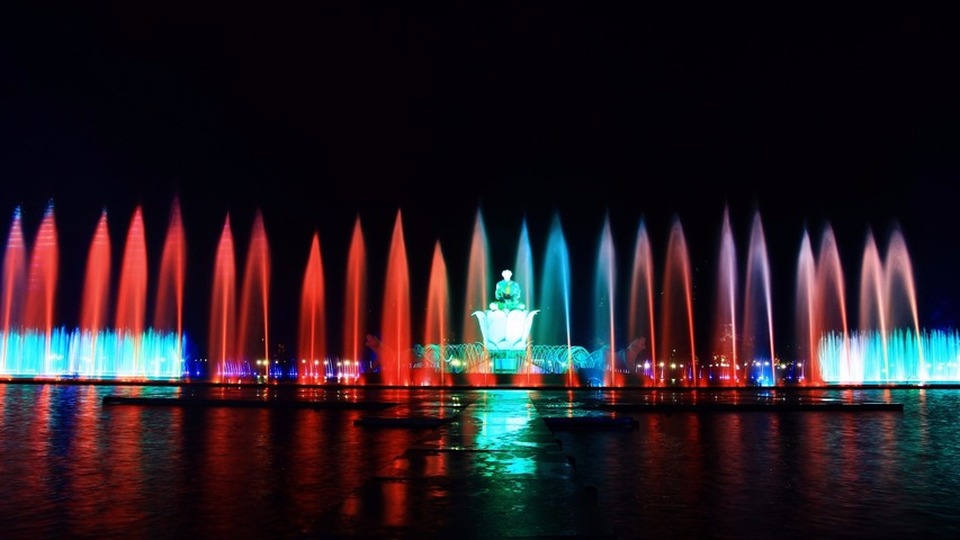 West Java’s latest tourist destination, the Sri Baduga Water Fountain Park in Purwakarta, showcases an attractive mix of musical and dancing water performances and has attracted visitors from across Southeast Asia. (Photo courtesy of the Ministry of Tourism)