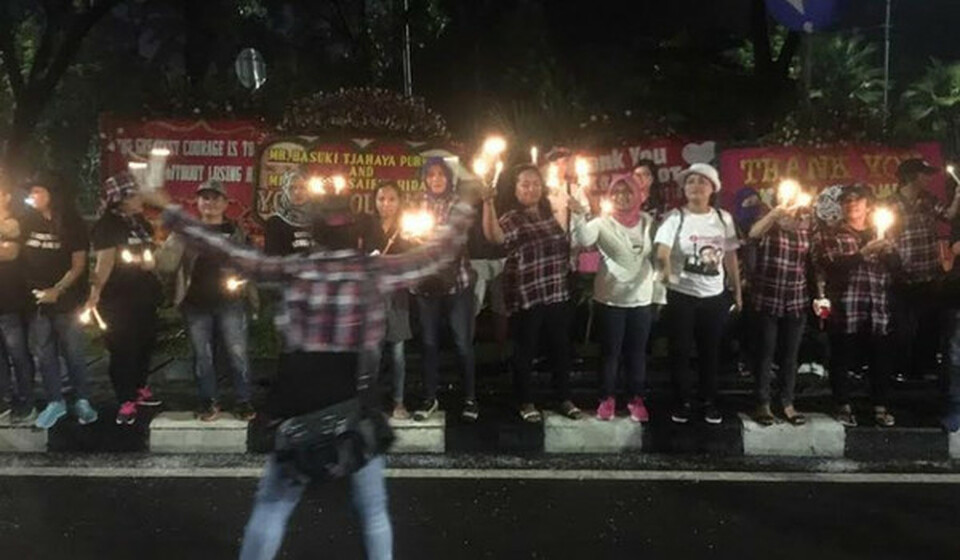 Governor Basuki 'Ahok' Tjahaja Purnama and Deputy Governor Djarot Saiful Hidayat supporters gathered for a candlelight vigil at City Hall on Monday (01/05) along Jalan Medan Merdeka Selatan in Central Jakarta, on Monday (01/05). (BeritaSatu Photo) 
