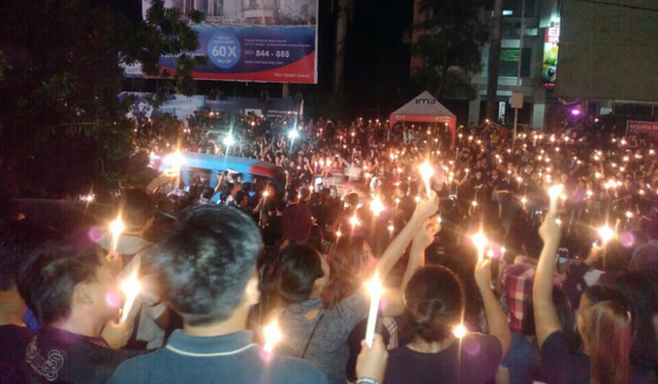 Manado residents gathered to light candles for imprisoned Jakarta Governor Basuki "Ahok" Tjahaja Purnama in Manado City, on Wednesday evening (10/05). (BeritaSatu Photo)