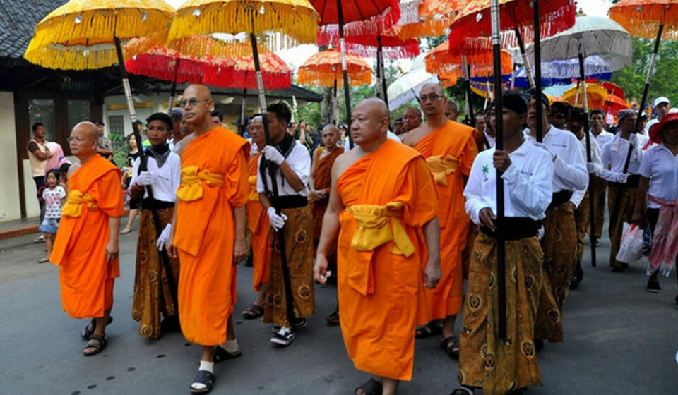 Buddhist monks, followed by devotees, participate in a Vesak celebration at  the Borobudur Temple in Magelang, Central Java, on Thursday (11/05). (Antara Photo)