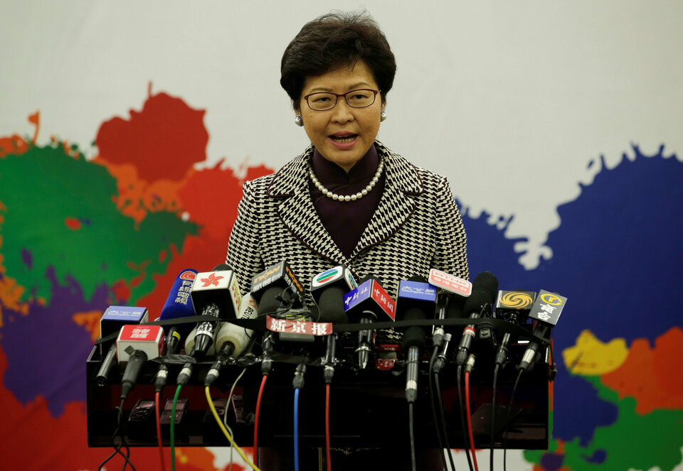 Hong Kong's next leader, Carrie Lam, vowed on Thursday (04/05) to heal political and social divides, pledging to return the global financial hub to its 'normal course of development.' (Reuters Photo/Jason Lee)