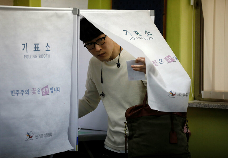 South Koreans headed to voting stations on Tuesday (09/05) to elect a new leader, looking to move on from a corruption scandal that brought down former President Park Geun-hye and shook the political and business elite to the core. (Reuters Photo/Kim Hong-ji)