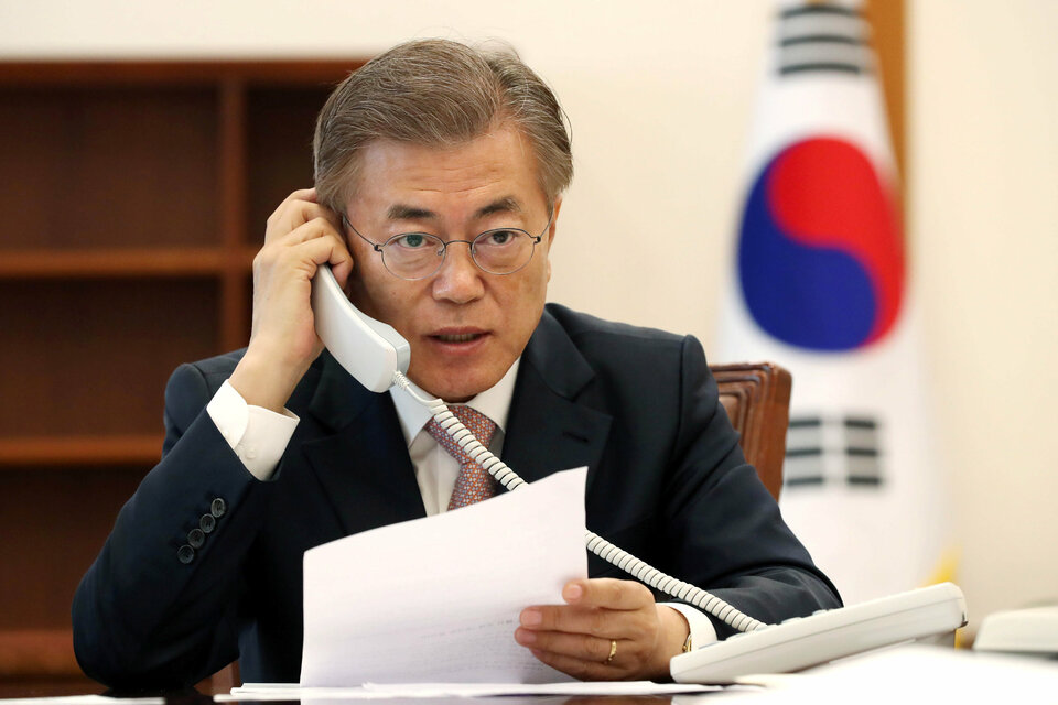 South Korean President Moon Jae-in speaks with Chinese President Xi Jinping by telephone at the Presidential Blue House in Seoul. (Reuters Photo/Yonhap)