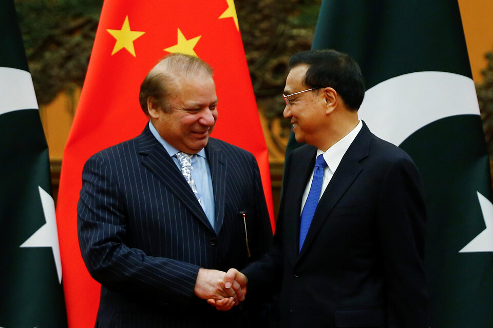 Chinese Premier Li Keqiang and Pakistani Prime Minister Nawaz Sharif attend a signing ceremony at the Great Hall of the People in Beijing, China, May 13, 2017.  (Reuters Photo/Thomas Peter)