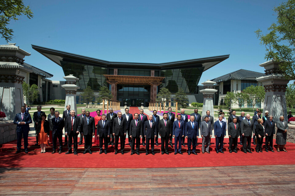 Leaders attending the Belt and Road Forum pose for a group photo at the Yanqi Lake venue on the outskirt of Beijing on Monday (15/05). (Reuters Photo/Ng Han Guan)