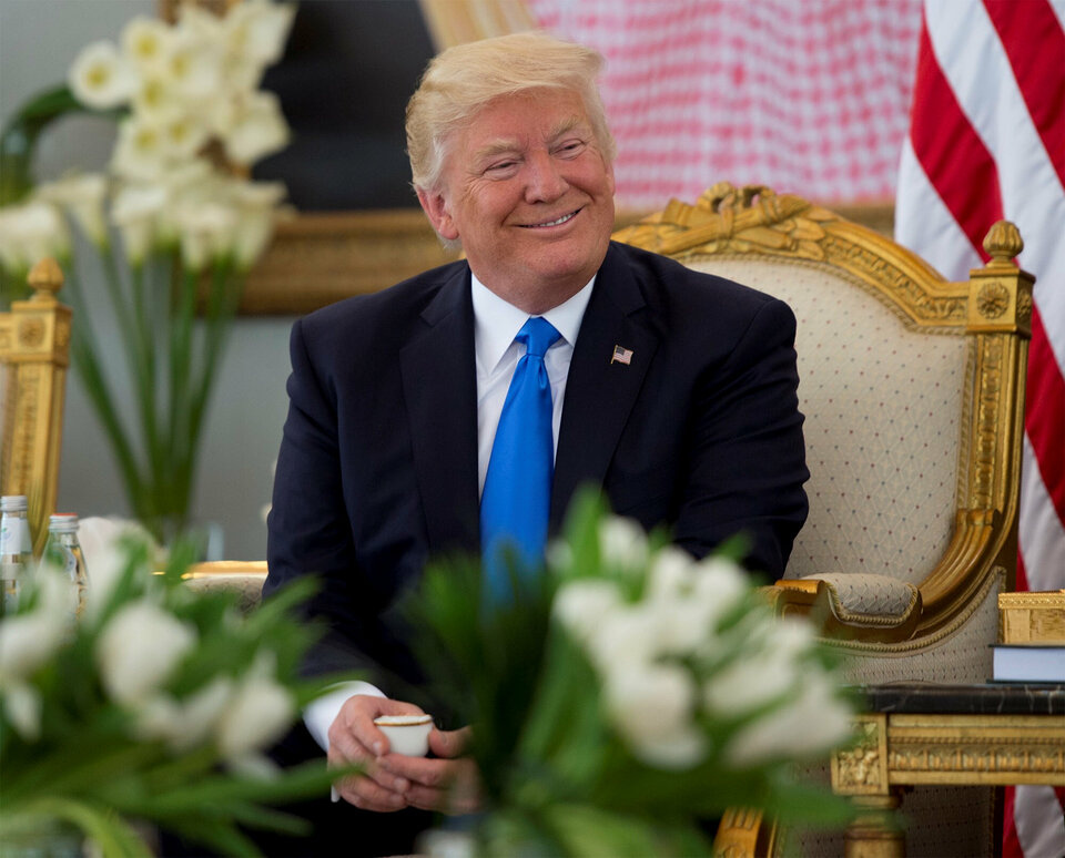 Dogged by controversy at home, Donald Trump opened his first presidential foreign trip in Saudi Arabia on Saturday (20/05) and won a warm reception as he looked to shift attention from a political firestorm over his firing of former FBI Director James Comey.  (Reuters Photo/Saudi Royal Court)